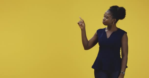 Молодая женщина указывает правой рукой — стоковое видео