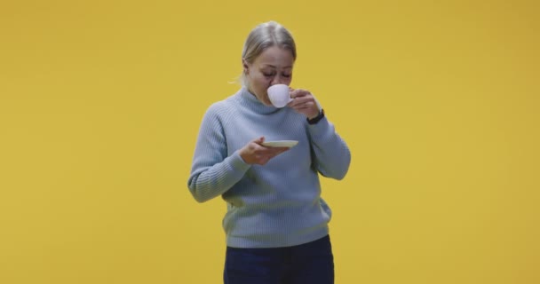 Ung kvinna dricker kaffe — Stockvideo