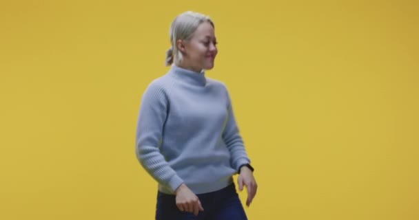 Ung kvinna glatt dansar — Stockvideo