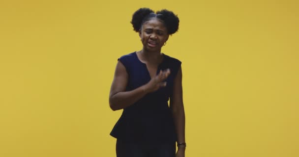 Izgatott fiatal nő elmagyarázza — Stock videók