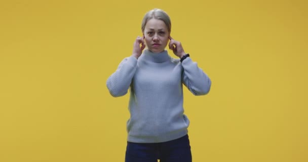 Woman plugging her ears — Stock Video