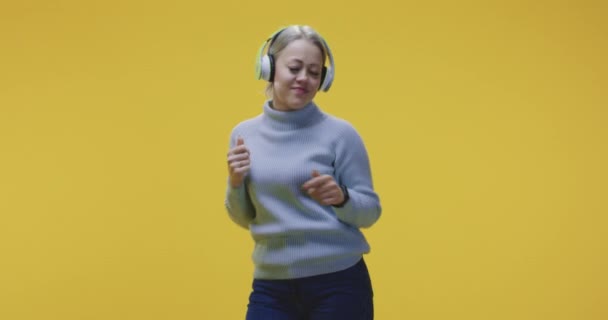 Nő táncol a fejhallgató — Stock videók
