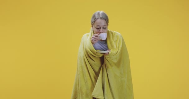 Sjuk kvinna dricka te — Stockvideo
