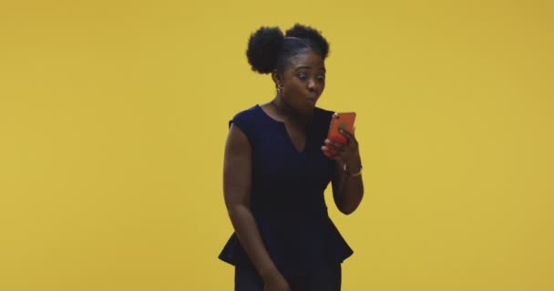 Woman succeeds with smartphone — Stock Video