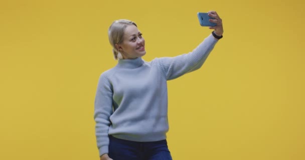 Jovem posando para selfie — Vídeo de Stock