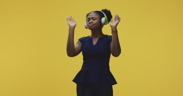 Woman dancing with headphones — Stock Video