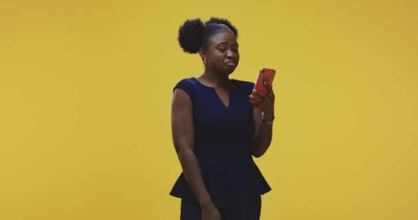 Femme chat vidéo avec smartphone — Video