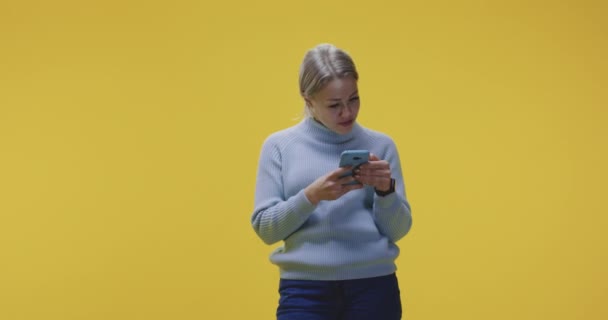 Spændt kvinde chatter på smartphone – Stock-video