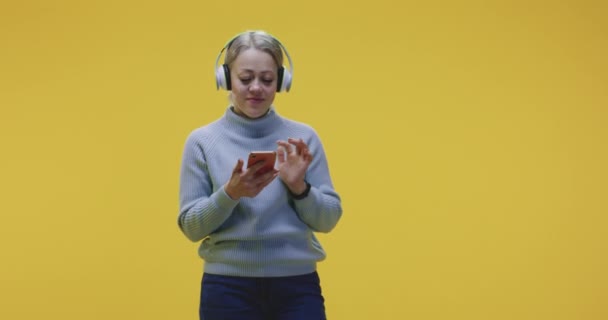 Woman dancing and listening music — Stock Video