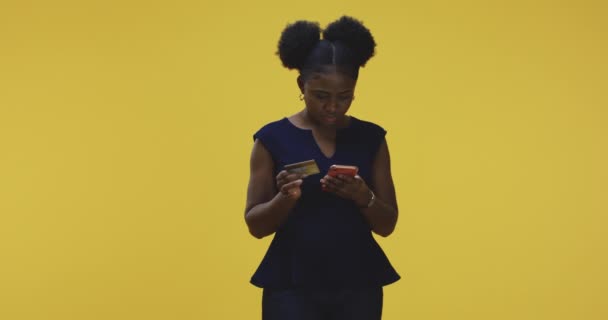 Žena pomocí smartphonu pro online platbu — Stock video
