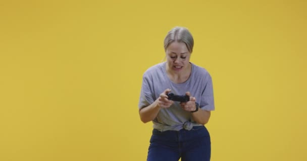 Junge Frau spielt Videospiel — Stockvideo