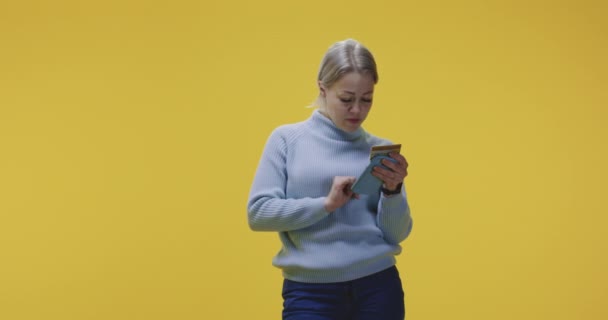 Vrouw met smartphone voor online betaling — Stockvideo