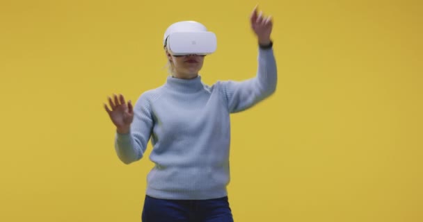Donna con auricolare VR — Video Stock