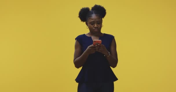 Mulher mensagens de texto no smartphone — Vídeo de Stock