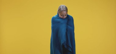 Titreyen genç bir kadın.