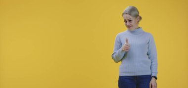 Sağ elini gösteren genç bir kadın.