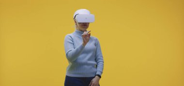 kadın giyiyor Vr kulaklık