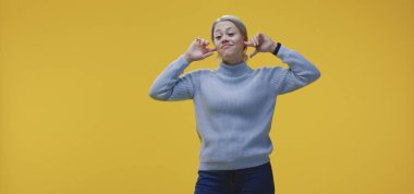 kulaklarını tıkama kadın