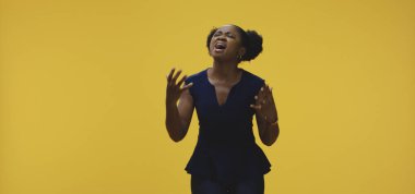 Kızgın genç kadın açıklama yapıyor.