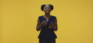 genç kadın gülüyor