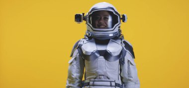 Kadın astronot kameraya başparmak gösteriyor.