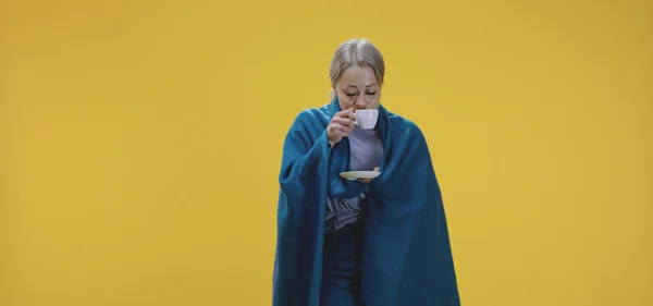 Sjuk kvinna dricka te — Stockfoto
