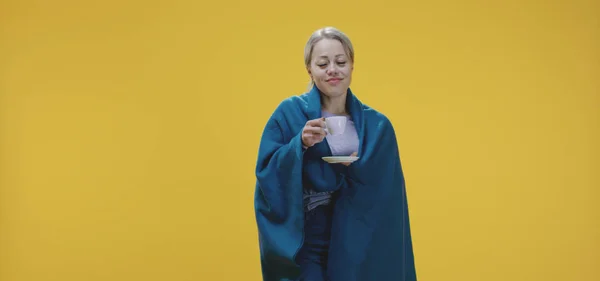 Mujer enferma bebiendo té — Foto de Stock