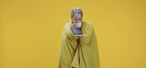 Mujer enferma bebiendo té — Foto de Stock