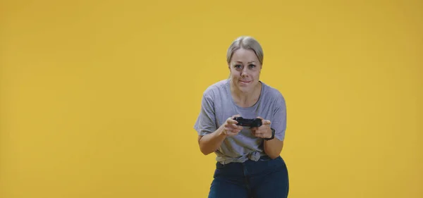 Молода жінка грає у відеогру — стокове фото