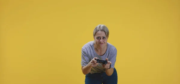 Mujer joven jugando videojuego —  Fotos de Stock