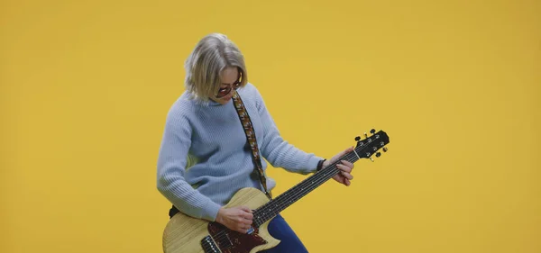 Fiatal nő játszik elektromos gitár — Stock Fotó