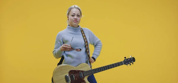 Ung kvinna spelar elgitarr — Stockfoto