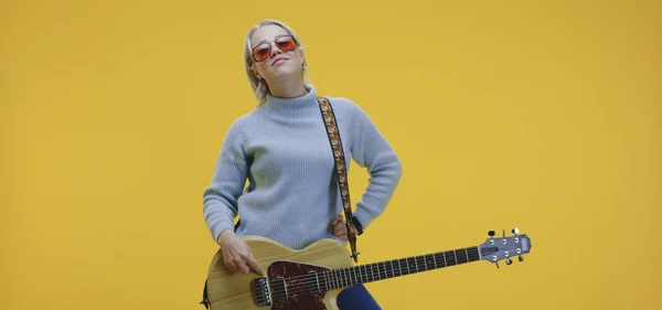 Chitarrista donna che indossa occhiali da sole — Foto Stock