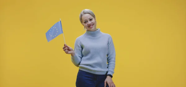 Mujer ondeando bandera de la UE —  Fotos de Stock