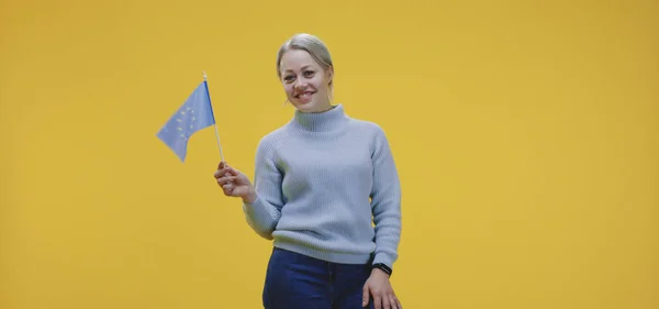 Mujer ondeando bandera de la UE —  Fotos de Stock