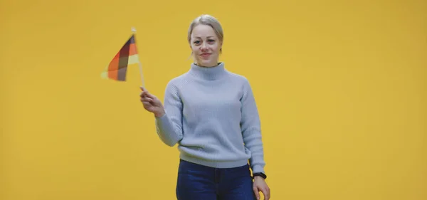 Vrouw Duitse vlag zwaaien — Stockfoto