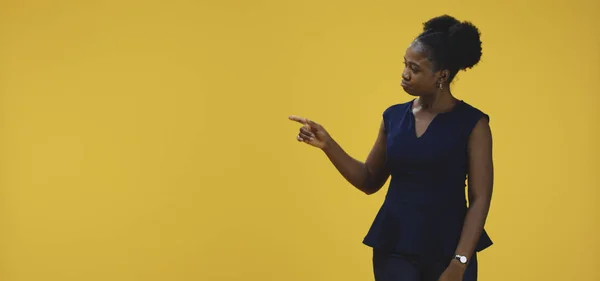 Mujer joven señalando con la mano derecha — Foto de Stock