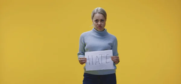 Woman holding hate sign — 스톡 사진