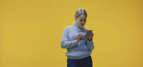 Mujer usando smartphone para pago en línea — Foto de Stock
