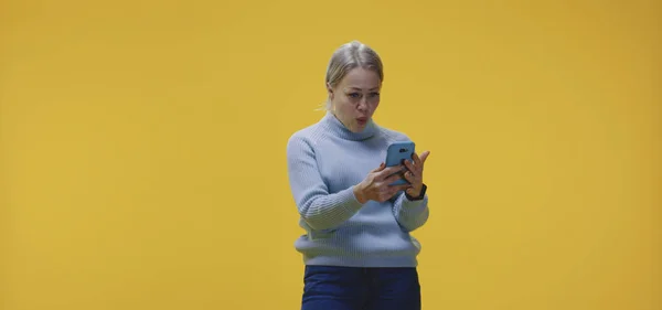 Mujer emocionada charlando en el teléfono inteligente —  Fotos de Stock