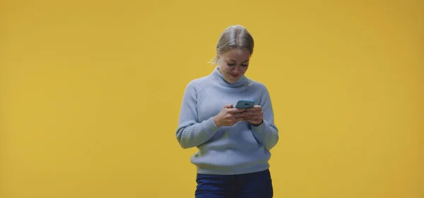 Mujer emocionada charlando en el teléfono inteligente —  Fotos de Stock