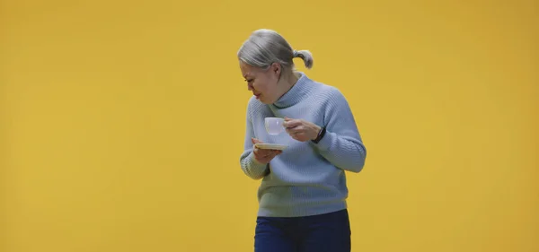 Mujer joven bebiendo café — Foto de Stock