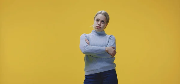 Mujer de pie con brazos cruzados — Foto de Stock