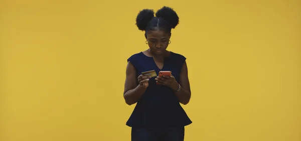 Mujer usando smartphone para pago en línea — Foto de Stock