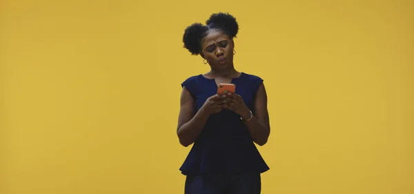 Mujer mensajes de texto en el teléfono inteligente — Foto de Stock