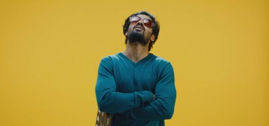 Sıkılmış adam alkışlıyor.