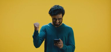 Manifatura smartphone cep telefonu ile genç adam