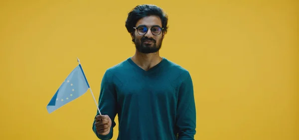 Jovem acenando com a bandeira da UE — Fotografia de Stock