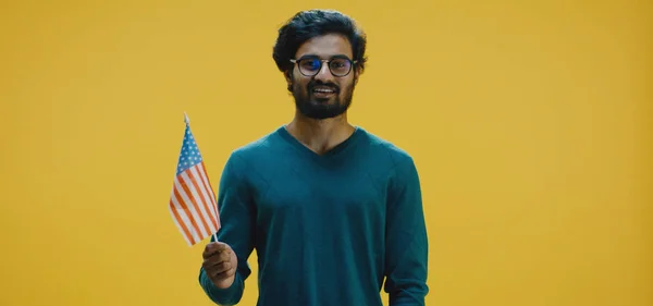 Jovem acenando a bandeira dos EUA — Fotografia de Stock