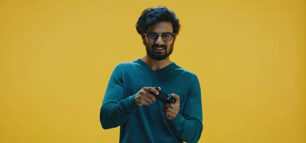 Joven jugando videojuego — Foto de Stock